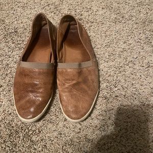 Frye shows barely worn I bought them to big. I wear an 8 and these are an 8.5